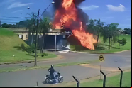 Motorista salta de viaduto durante explos