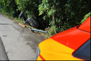 Carro sai da pista e colide em 
