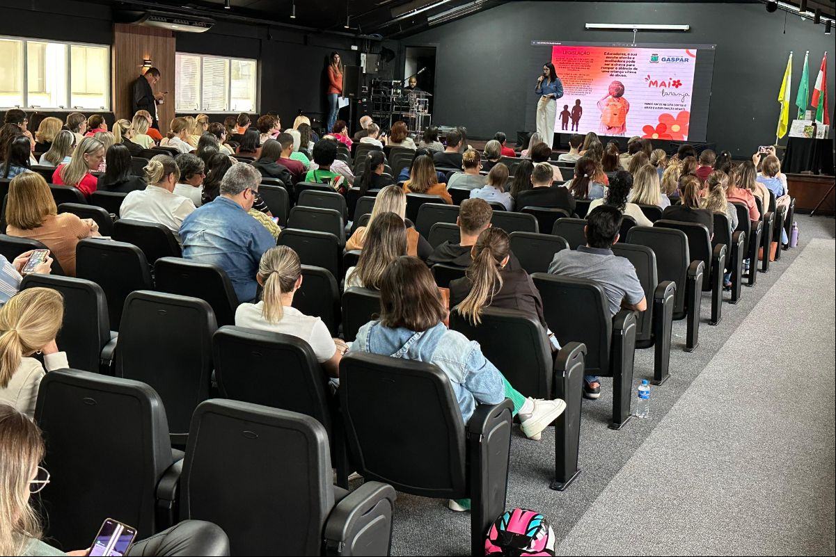 Professores de Gaspar recebem guia sobre como agir ao identificar viol