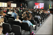 Professores de Gaspar recebem guia sobre como agir ao identificar viol