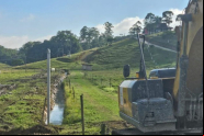 Secretaria de Agricultura faz limpeza de vala nos bairros de Gaspar; saiba como solicitar