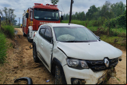 Carro bate em barranco e capota no bairro Barrac